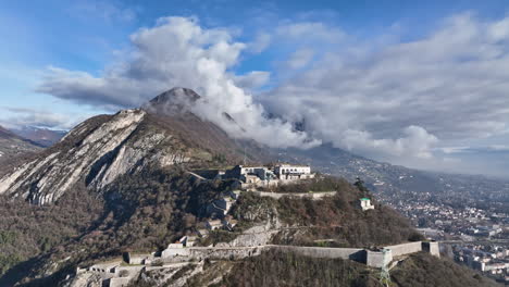 En-Lo-Alto,-El-Rico-Tapiz-De-Grenoble-Combina-Paisajes-Montañosos-Con-Una-Bulliciosa