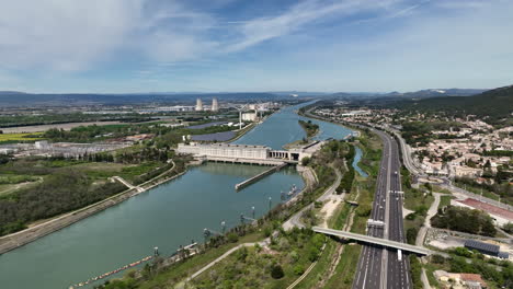 Ein-Blick-Aus-Der-Vogelperspektive-Auf-Frankreichs-Energiezentrum,-Den-Donzère-Mondragon-Staudamm.