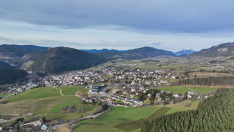 Über-Villard:-Geologische-Wunder,-Saisonale-Veränderungen-Und-Alpine-Wirtschaft.