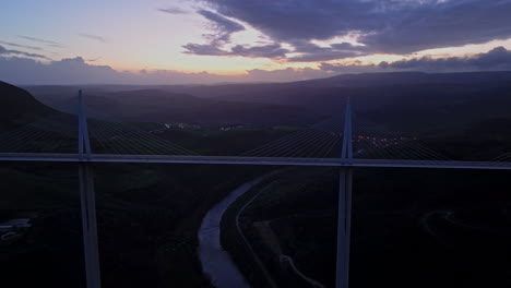Viaduc-Millau-Bei-Nacht-Luftaufnahme-Sonnenuntergang-Frankreich