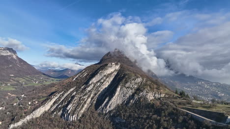 Grenoble-Aus-Der-Vogelperspektive:-Alpine-Schönheit-Und-Der-Schatten-Der-Bastille-Wiegen-Eine-Stadt