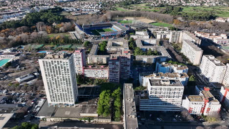 Eine-Sonnenbeschienene-Luftreise-Durch-Montpellier,-Mit-Den-Belebten-Straßen-Von-La-Mosson