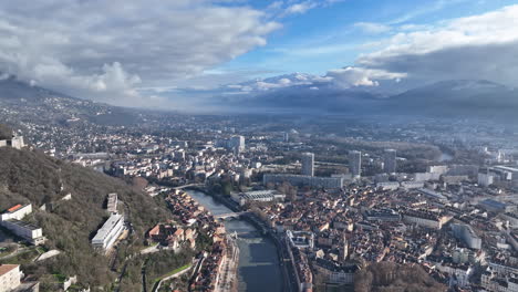 La-Vista-Aérea-Captura-Grenoble,-Donde-Las-Antiguas-Fortificaciones-Se-Encuentran-Con-La-última-Tecnología.