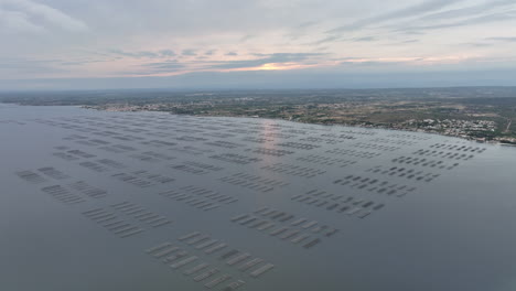 Vista-Aérea-Al-Atardecer:-Balaruc-les-bains-Irradia-Serenidad,-Con-El-Nido-De-Les-Termes