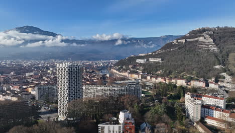 Luftaufnahmen:-Die-Bastille-Von-Grenoble-Steht-Wache-Am-Gewundenen-Fluss-Isère.
