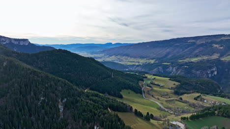 Luftaufnahme:-Villard-de-Lans,-Alpiner-Charme-Trifft-Auf-Lebendige-Skiwirtschaft.