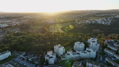 Atemberaubende-Ausblicke-Auf-Den-Sonnenuntergang-Von-Montpellier,-Von-Den-Grüns-Des-Golfplatzes-Fontcaude-Bis-Zum