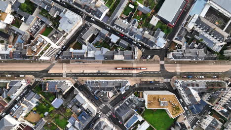 Luftaufnahme-Von-Oben-über-Der-Straßenbahn-Von-Le-Mans,-Die-Die-Stadt-Frankreich-Durchquert