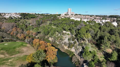 Bird's-eye:-Juvignac's-golf-course,-a-green-oasis-amid-Montpellier's-urban-contr