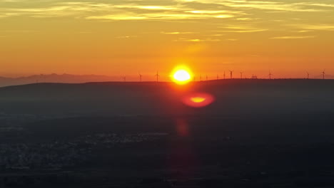 Sonnenuntergang-über-Windkraftanlagen-Montpellier-Luftaufnahme