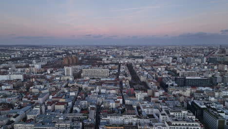 Vista-Aérea-Sobre-Clichés:-Las-Vibrantes-Afueras-De-París,-Donde-La-Historia-Se-Encuentra-Con-El-Resurgimiento-Urbano