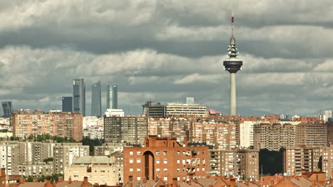 Desde-El-Cielo,-Los-Centros-Económicos-Y-Los-Distritos-Históricos-De-Madrid-Muestran-Su-Dinamismo.