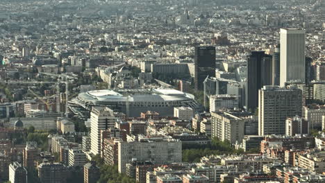 Vista-Aérea-Del-Famoso-Estadio-De-Madrid-Desde-La-Distancia