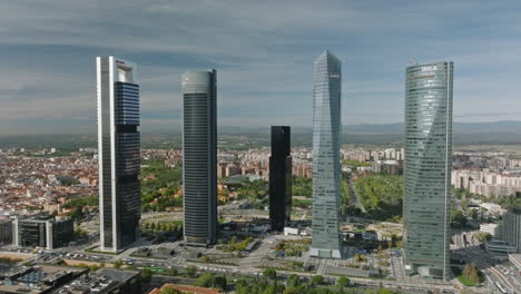 Desde-El-Cielo,-El-Distrito-Financiero-De-Madrid-Brilla-Con-Modernidad-Y-Pro