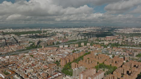 Madrids-Tío-Pío-Park:-Hier-Trifft-Zeitlose-Architektur-Auf-Panoramische-Pracht.