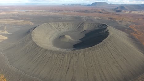 Toma-Aérea-De-Un-Dron-De-Un-Volcán-Extinto-Con-Bosque-En-Un-Día-Soleado-En-Mongolia