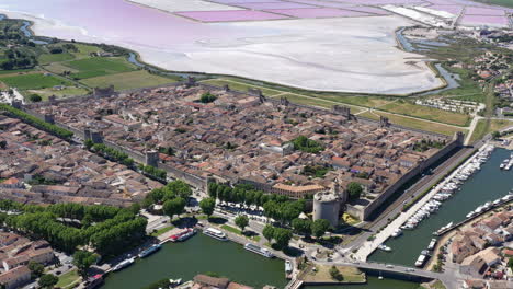Luftaufnahme-Der-Mittelalterlichen-Stadt-Aigues-Mortes,-Wunderschöne-Französische-Stadt