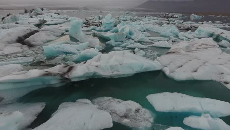 Luftdrohnenaufnahme-über-Jökulsárlón-(Islands-Berühmteste-Gletscherlagune).