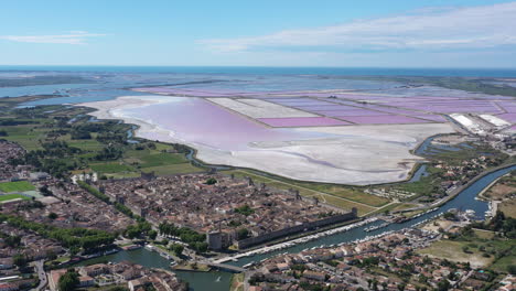 Erstaunliche-Luftaufnahme-Der-Mittelalterlichen-Stadt-Aigues-Mortes,-Umgeben-Von-Mauern-In-Frankreich