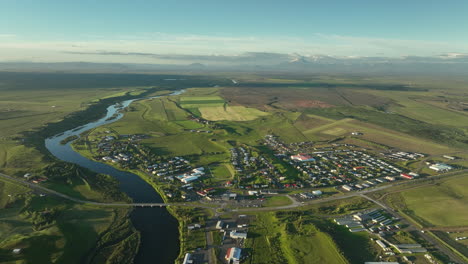 Große-Luftaufnahme-über-Die-Stadt-Hella-In-Island-Bei-Sonnenuntergang