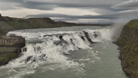Hvítá-Fluss-Gullfoss-Wasserfall,-Luftaufnahme,-Isländischer-Bewölkter-Tag