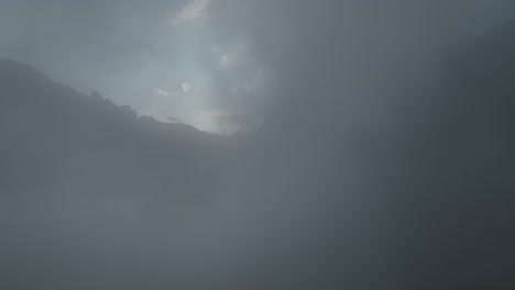 Les-Terrasses-La-Grave-Pueblo-Vista-Aérea-Alpes-Franceses-Montañas-Día-Nublado
