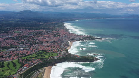 Biarritz-Stadt,-Hohe-Luftaufnahme,-Französische-Baskische-Küste,-Sonniger-Tag,-Wellen-Krachen