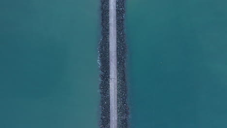 Malecón-Cortando-La-Orilla-Toma-Aérea-Superior-Océano-Atlántico-Francia-ángulo