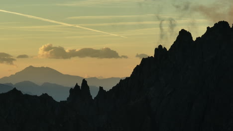 Sonnenaufgang-In-Den-Französischen-Alpen,-Bergrückensilhouette,-Ecrins-Massiv,-Goldene-Stunde