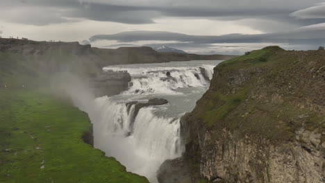 Wasserfall-Gullfoss-In-Island,-Bewölkte-Luftaufnahme