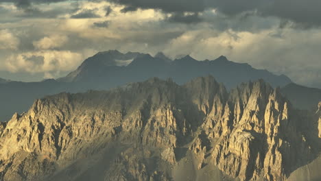 Morgensonne-Beleuchtet-Felsige-Berge,-Luftaufnahme-Der-Französischen-Alpen