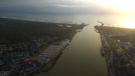 Brise-Lames-Freizeithafen-Luftaufnahme-Des-Sonnenuntergangs-Adour-River,-Der-In-Den-Atlantik-Mündet