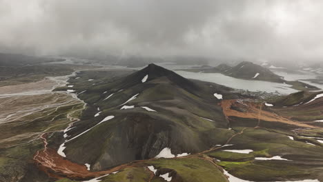 Volcanes-Lago-Paisaje-Toma-Aérea-Islandia-Landmannalaugar