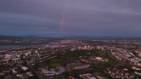 Wunderschöner-Regenbogen-Bei-Sonnenuntergang-In-Reykjavik,-Island,-Luftaufnahme