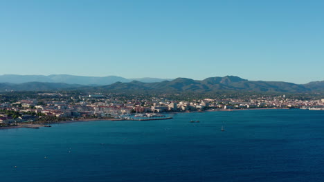 Vista-Aérea-Del-Antiguo-Puerto-De-Frejus-Desde-El-Mar,-Costa-Mediterránea-De-Francia
