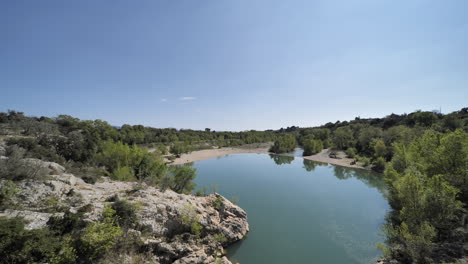 Entdecken-Sie-Einen-Sandstrand-Und-Einen-Ruhigen,-Sonnigen-Tag-Am-Fluss-Herault