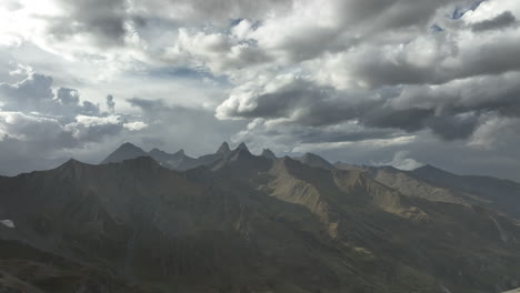 Vista-Aérea-Sobre-Las-Nubes-Durante-El-Amanecer-Montañas-De-Los-Alpes-Franceses-Luz-Mística