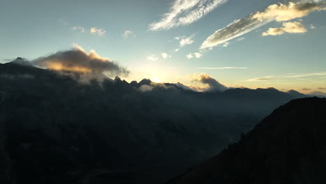 Sonnenuntergang-In-Den-Französischen-Alpen-Ecrins-Nationalpark-Silhouette-Berge-Gipfel