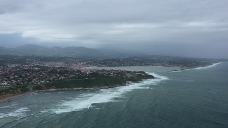 Luftaufnahme-Von-Saint-Jean-De-Luz,-Bewölkter-Tag,-Baskische-Küste,-Frankreich