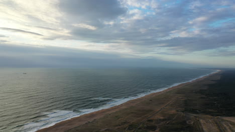 Endloser-Sandstrand,-Luftaufnahme,-Sonnenuntergang-An-Der-Französischen-Baskenküste