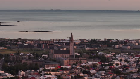 Luftaufnahme-Der-Isländischen-Kirche-Hallgrímskirkja-Bei-Sonnenuntergang