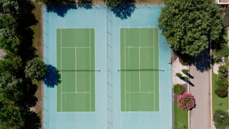 Leere-Tennisplätze-Aus-Der-Luft,-Grüner-Und-Blauer-Platz-In-Frankreich