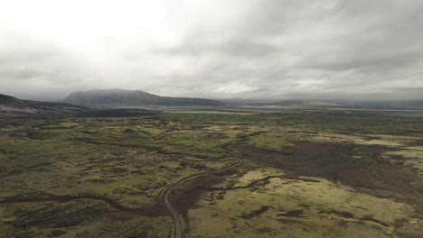 Camino-Interminable-En-Campos-De-Lava-De-Islandia-Con-Toma-Aérea-De-Montañas