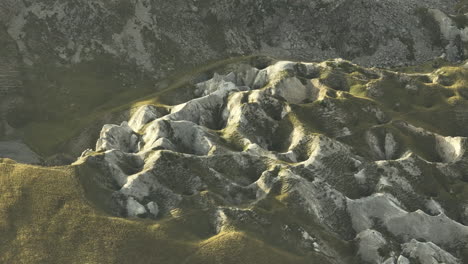 Geologisches-Felsiges-Erosionsmuster-In-Den-Bergen,-Luftaufnahme-Der-Französischen-Alpen