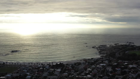 Sonnenuntergang-über-Südafrika,-Kapstadt,-Luftaufnahme-Von-Oben,-Hout-Bay-Beach