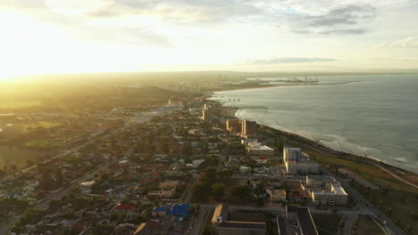 Stadt-Port-Elizabeth-Bei-Sonnenuntergang-Industriehafen-Im-Hintergrund