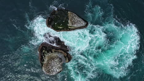 Faszinierende-Luftaufnahme-Von-Oben,-Auf-Der-Meerwasser-Auf-Felsen-In-Südafrika-Prasselt
