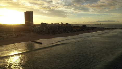 Sonnenuntergang-über-Dem-Sandstrand-Von-Port-Elizabeth-Und-Der-Gebäudeantenne-An-Der-Küste