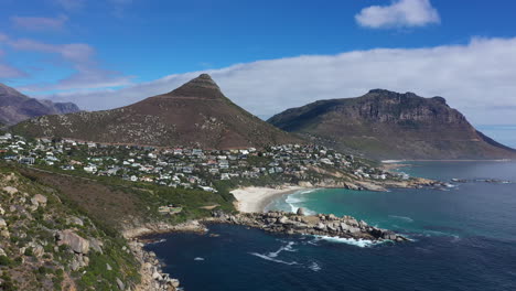 Blick-Vom-Meer-Aus,-Luftaufnahme-Eines-Reichen-Viertels-In-Südafrika