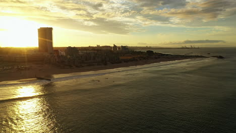 Sonnenuntergang-In-Der-Stadt-Port-Elizabeth.-Surfer-Warten-Auf-Wellen